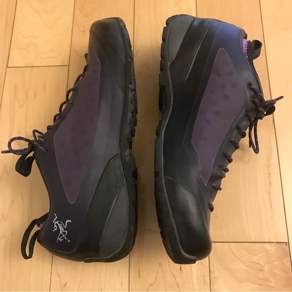Arc’teryx Womens purple Sz 9 hiking sneakers - Picture 3 of 8